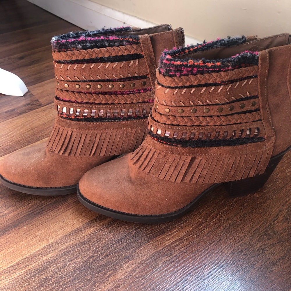 Mudd fringe heeled boots